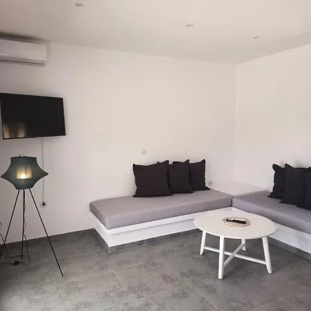 Lefkes Beach Suite Apartment